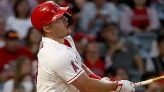 【MLB】エ軍“HR新儀式”でハプニング　兜の一部取れた…レンヒーフォ＆トラウトが被る