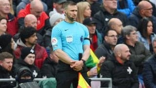 ロバートソンにヒジ打ちした副審、調査終了までの活動停止が決定…プレミアで審判団の問題が相次ぐ