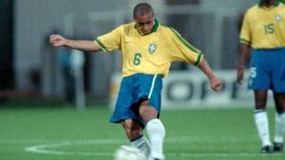 「こんなに曲がるものなのか」「何度見てもおかしい」ロベルト・カルロスの伝説のFKが反響！10日に50歳のバースデー