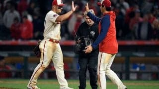 【MLB】先陣切った大谷翔平がまさかの“後退”　今季2勝目祝福に険しい表情だった仲間も笑顔