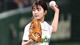 表情キラキラ…激カワ女子アナの“豪快”始球式　ピョンピョン大喜びに両軍も虜