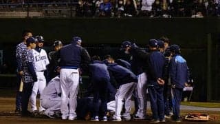 西武・柘植が頭部に死球、打席に倒れ込む　場内騒然…ロッテ・西村は1球で危険球退場