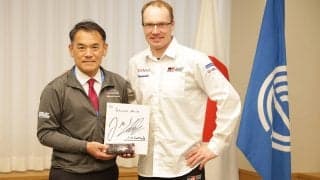 ヤリ-マティ・ラトバラ、唐津市長を訪問。市内中学校ではデモランも披露