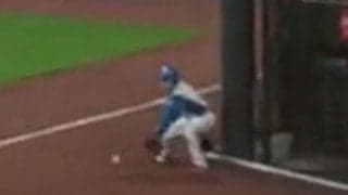 強烈打球を“冷静処理”のボールボーイが「ほんとうまい」　美技にファン興奮「育成契約」