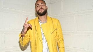 「鳥肌がたった」「神聖な芝に足を踏み入れた」ネイマールが古巣サントスに帰還し試合観戦、松葉杖姿には「ちょっと痛々しい」