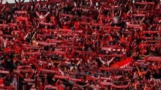 「悲劇を引き起こしかねない」ベンフィカサポが発煙筒をスタンド上段からインテルサポに投げ込み「大会から追放されるべきだ」