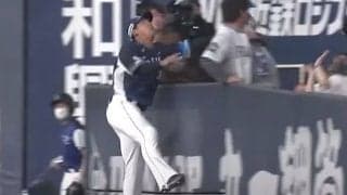 フェンス恐れぬ“海老反りキャッチ”が「すっげー」　投手も大興奮…高速守備に「忍者」