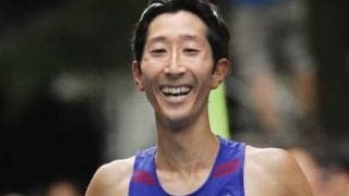 「厚底シューズと練習メニューを変更したことが大きい」　マラソン引退を覚悟していたレースで優勝した岡本直己は、40歳でのパリ五輪を目指す