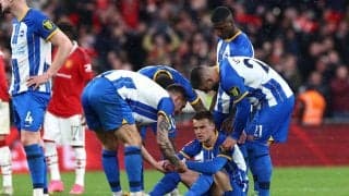 「気品ある行い」「誠実な男だ」PK失敗で涙の三笘同僚を慰める！ユナイテッドDFの行いに称賛