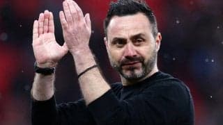 「こんな監督いない」PK失敗で涙のマーチを優しく抱き寄せるデ・ゼルビ監督の姿が反響！試合後には「彼のことを誇らしく思う」と擁護