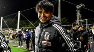 「さりげない配慮が素敵」人気お笑いコンビ・カミナリが三笘薫が出場のFAカップ準決勝「観戦時の服装」が称賛される！ 着用姿に、「ファンの鏡」「神配慮!!」の声