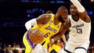 レイカーズがグリズリーズとの激戦を制してシリーズ突破に王手…レブロンが勝負所で活躍、八村塁は7得点