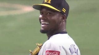 笑い止まらん“曲芸捕球”は「クセが強い」　打者は呆然…超反応が「ガチの神技やん」