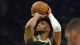 記者の質問に真っ向から反論したヤニス…「ジョーダンが優勝しなかった9シーズンは失敗か？」