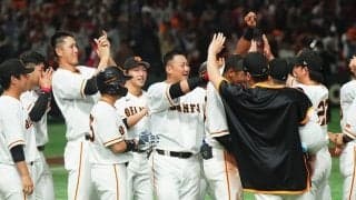 中田翔の逆転サヨナラ弾で巨人4位浮上　栗林からの“確信弾”にバット投げ雄叫び