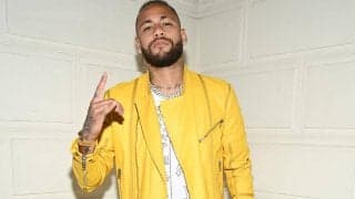 ネイマール、真っ赤なキスマークを顔につけて笑顔…隣には妊娠中のパートナー「美しすぎる」「幸せそうだ」