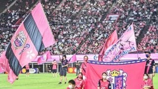 「そら笑うわw」「これは最高傑作」芸人・小島よしおの「海パン姿でのピッチ上写真」をJリーグ公式が公開して再注目！ 審判団と並ぶ姿に「何回見てもシュールだわ」などの声