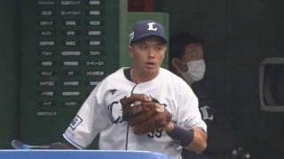 どこで捕った…ベンチ内へ“突入”の珍プレー　アウト判定も審判団が揃って協議