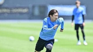 川崎MF瀬川祐輔の取材中に田邉秀斗が隣に乱入⁉ 思い切って田邉について聞いてみると……川崎のチームの雰囲気が伝わる一コマ【麻生G現場コラム】