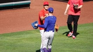 【MLB】大谷翔平、元同僚ヒーニーと笑顔満開で再会　握手＆ハグ→約4分間の談笑