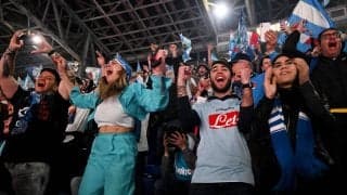 歓喜のナポリファンに賛否、ピッチ乱入に芝持ち帰り通販サイトで販売も「異常なことではない」「無礼を許してくれることを願う」