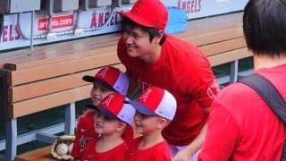 【MLB】大谷翔平が元同僚の子どもに“神対応”　笑顔で写真撮影＆サイン…ベンチで大喜び