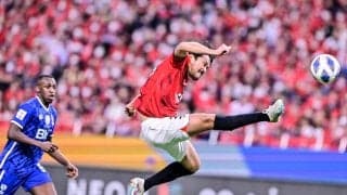 「異次元プレー」浦和のDF酒井の高速クロス→FW興梠のジャンピングシュートの場面が、「世界レベル」と感嘆の声続々！ アルヒラルを完全に崩した、決定的瞬間