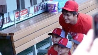 【MLB】腰をかがめる大谷翔平は「紳士的」　子どもへの“神対応”に感動の声「優しいよなぁ」
