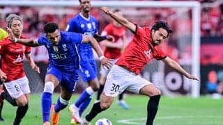 「パニック映画さながら(笑)」浦和のアジア王者奪還の裏で、「サポーターvs強風」のデュエルも発生！「この試合1番のピンチ」だった、観客席のビッグフラッグ収納バトル