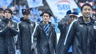 「可愛すぎる」J1川崎の選手入場時の実施された日本初「エスコートドッグ」が話題に！ ピッチ上での犬猫イベントを「月一で開催して欲しい」の声も