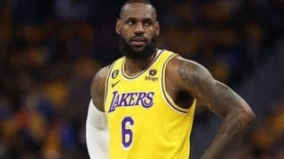 レブロンがレイカーズの若手たちへ助言「テレビ、ソーシャルメディアから離れるんだ」