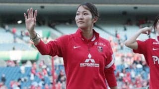 「めっちゃ綺麗」「美男美女でお似合い」浦和Lの遠藤優が愛するレッズの本拠地・埼スタでウェディングドレス姿披露！ ファンも称賛の声「幸せいっぱいの写真」