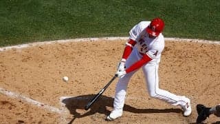 【MLB】大谷翔平、左膝を折りながらの9回逆襲2ラン第8号に分析家も「どうしたらあの球をあそこまで飛ばせる」と驚愕