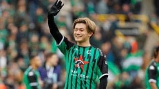 「奥さん美人すぎる」大活躍の上田綺世、フェンス越しに妻を抱き寄せる姿が大反響！「素敵すぎる」「最後の写真あっつぅ」