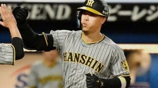 佐藤輝明、泳ぎながらバックスクリーンへ“片手弾”　4試合ぶり5号に本拠地どよめき