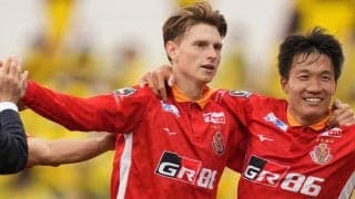 ユンカーも思わず「デカい！」 大きなデンマーク国旗を一生懸命振るちびっこサポーターに反応