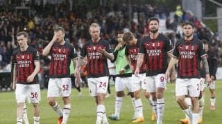 まるで先生に叱られる学生？ 鎌田大地加入報道のミラン、不甲斐ない敗戦後に選手、監督勢揃いでサポーターの叱咤激励受ける姿が話題