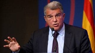 選手に水をかけられもみくちゃに…4年ぶりのリーグ優勝に沸くバルセロナ会長の騒ぎっぷりが話題「一番はしゃいでる」