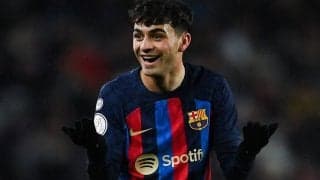 バルセロナMFペドリが優勝セレモニーでファンのバナナにサイン！ただのバナナではなかった