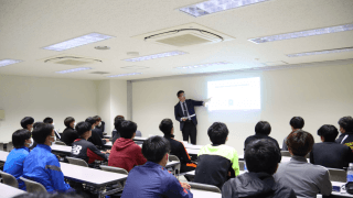 九州大学サッカーで、年間約100人の学生審判が誕生する理由。