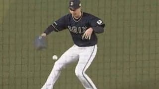 白線上の“攻防”にグローブをパタパタ　珍プレーにファン胸キュン「可愛いがすぎた」