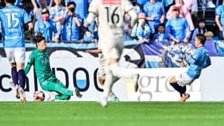 「これはベイル！」J1横浜FCのFW山下諒也が異次元のスピードで右サイドをぶっちぎる“60m独走”ロングカウンター弾！「戦術兵器」「ウイイレみたい」と驚きの声