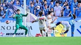 「井上のプレーは漫画だよ」川崎を相手に横浜FCの25歳が決めた巧みなボレー弾に「出来すぎたシュート」と称賛続々！ J1初ゴールに、「アメイジングなシュート！」の声