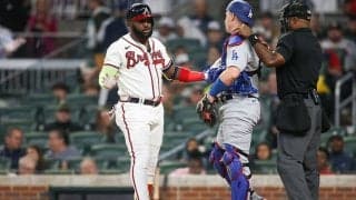 【MLB】「超危ない」バットが捕手直撃　場内騒然…両軍ベンチ飛び出し一触即発「最悪だ」