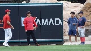 【MLB】大谷翔平が吉田正尚と2日連続の談笑　コーラ監督と握手も…他球団とも積極交流