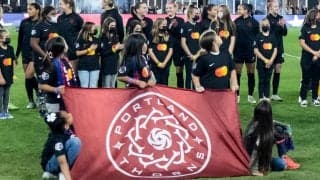 日本人ピアニストがポートランド戦でアンセム生演奏！試合後にはアシストのなでしこMF杉田妃和と交流も