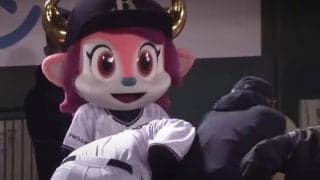 愛情こもった“ヘッドロック”に「涙が出そう」　愛弟子へ指揮官の「表情や仕草いい」