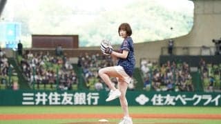 大暴投に“あちゃー”が「かわいい」　ショーパン姿で熱唱＆熱投…人気歌手が「最高！」