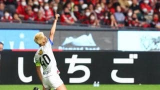 「これぞエースの仕事」「首が強すぎる」鈴木優磨の圧巻同点弾に賛辞多数！守備固め破る強烈ヘッドに「やっぱセンスの塊」