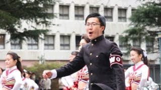 数多くの学生を魅了！　10号館前で新歓ライブを開催